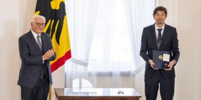 Christian Drosten erhielt am 1. Oktober 2020 das Bundesverdienstkreuz vom Bundespräsidenten | Foto: Bundesregierung / Gero Breloer