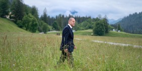 Bundeskanzler Olaf Scholz am Rande des G7-Treffens auf Schloss Elmau im Juni 2022 | Bild: picture alliance / Flashpic | Jens Krick