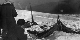 Das Zelt der Wandergruppe, wie die Suchmannschaften es am 26. Februar 1959 vorfanden. | Bild: dyatlovpass.com