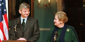 Bundesaußenminister Joschka Fischer und US-Außenministerin Madeleine Albright am 3. November 1998 in Washington | Bild: picture alliance / photothek | Thomas Imo