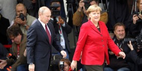 Wladimir Putin und Angela Merkel 2012 in Berlin | Bild: picture alliance / dpa | Kay Nietfeld