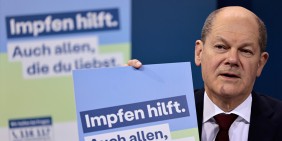 Bundeskanzler Olaf Scholz im Januar 2022 bei der Vorstellung der Kampagne 'Impfen hilft' | Bild: picture alliance/dpa/POOL AP | Hannibal Hanschke