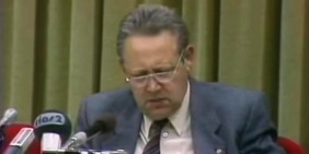 Günter Schabowski liest bei der Pressekonferenz am 9. November 1989 die neue DDR-Reiseverordnung vor. | Bild: Screenshot Deutsches Rundfunkarchiv (DRA)