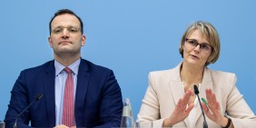 Gesundheitsminister Jens Spahn und Bildungsministerin Anja Karliczek im März 2020 | Foto: picture alliance/dpa | Bernd von Jutrczenka