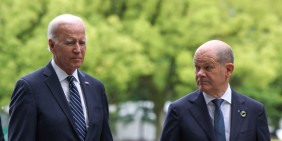 Joe Biden und Olaf Scholz im Mai 2023 beim G7-Treffen in Hiroshima | Bild: picture alliance / Simon Dawson / Avalon