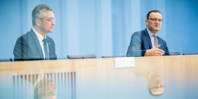 Lothar Wieler und Jens Spahn am 15. April 2021 auf der Bundespressekonferenz | Bild: picture alliance/dpa | Michael Kappeler